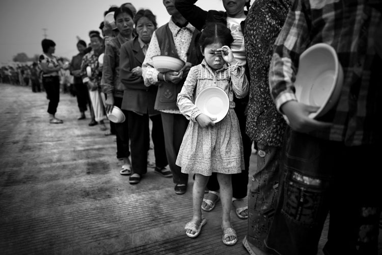 2. Preis 2008 für Oded Balilty Das Erdbeben in China Die Totenstarre einer Region überträgt sich auf die Psyche der Lebenden: Mindestens 70 000 Opfer verschlang am 12. Mai 2008 die chinesische Erde bei einem apokalyptischen Beben in der Provinz Sichuan. Fünfzehn Millionen Häuser stürzten ein, nahezu sechs Millionen Menschen leben seither in Notunterkünften. Der Katastrophe folgte ein nicht minder leidvolles Seelenbeben. Die Innenwelt der Überlebenden ist zutiefst erschüttert, verletzt, traumatisiert; sie wird verfolgt von den Dämonen des Schreckens.Und auch der Außenwelt fehlt jedwedes sichere Fundament. Auf einen Hauch von kindlicher Unbeschwertheit traf der israelische Fotograf Oded Balilty ganz selten. Foto: Oded Balilty, Israel, Associated Press (AP)