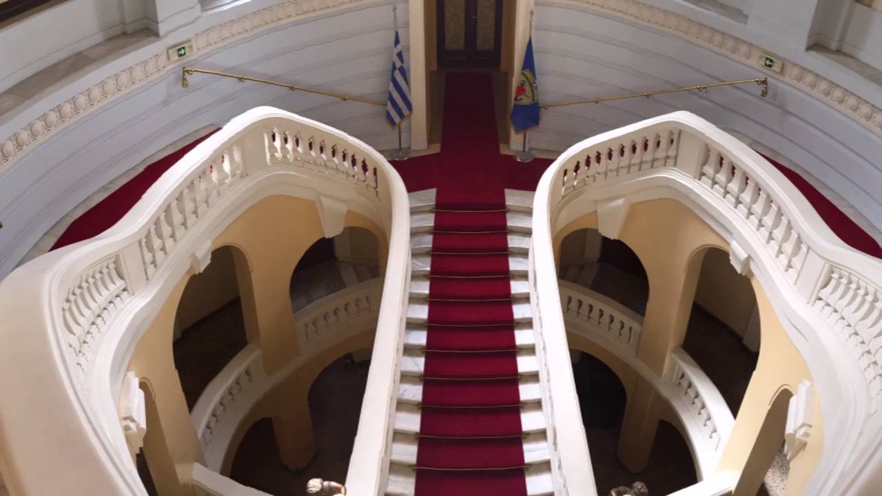 Ο Σάρογλος, λάτρης της τέχνης, κληροδότησε στη ΛΑΕΔ σειρά έργων ζωγραφικής που αποτελείται από 86 πίνακες σπουδαίων Ελλήνων και ξένων ζωγράφων όπως του Λύτρα, του Γύζη, του Προσαλέντη κ.α. Επίσης φιλοξενείται πολύτιμη συλλογή όπλων που κοσμούν το Μουσείο αλλά και διάφορους χώρους της Λέσχης. Εκτός από μουσείο η Λέσχη περιλαμβάνει ακόμη αίθουσες συνεδρίων, εκδηλώσεων, ψυχαγωγίας, παροχήε διαδικτύου καθώς και Βιβλιοθήκη, αναγνωστήριο, εστιατόριο, καφέ, ζαχαροπλαστείο και κουρείο ώστε να εξυπηρετεί εν ενεργεία και αποστράτους αξιωματικούς των ενόπλων δυνάμεων.